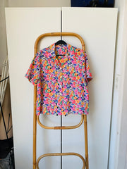 חולצה ורודה עם פרחים