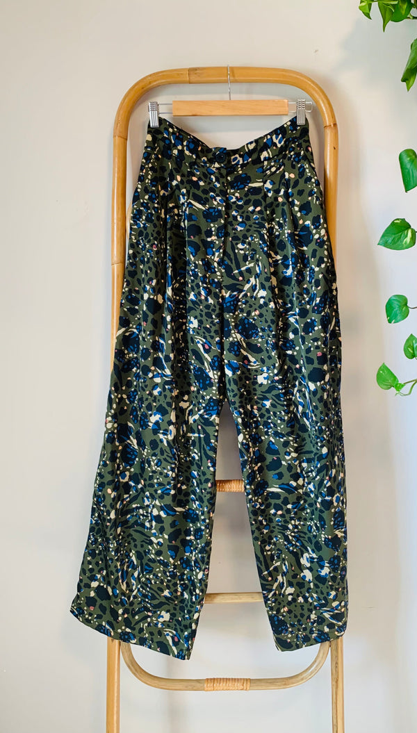 מכנסיים מחויטים מבד נשפך