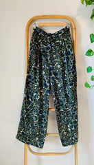 מכנסיים מחויטים מבד נשפך