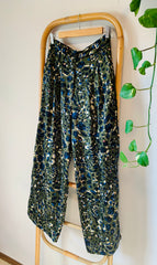 מכנסיים מחויטים מבד נשפך