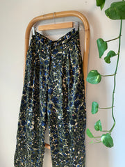 מכנסיים מחויטים מבד נשפך