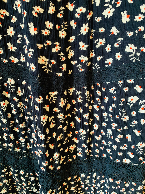 חצאית מקסי שחורה עם פרחים לבנים