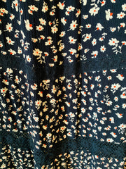 חצאית מקסי שחורה עם פרחים לבנים