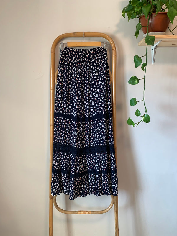 חצאית מקסי שחורה עם פרחים לבנים